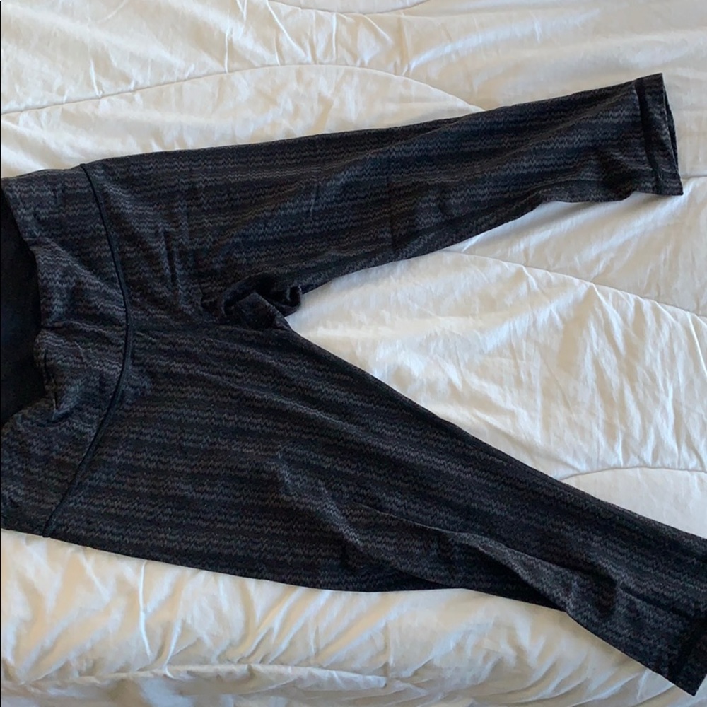 Lululemon black patterned capri
